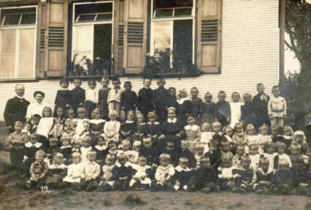 Frau Koch, Pfarrer Weitbrecht und Schwester Katharine mit Kindern, ca 1912