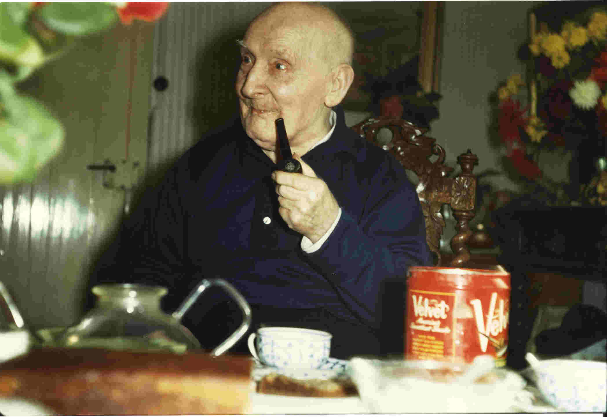 Max Reimer in seinem Wohnzimmer in der Langenbrander Str